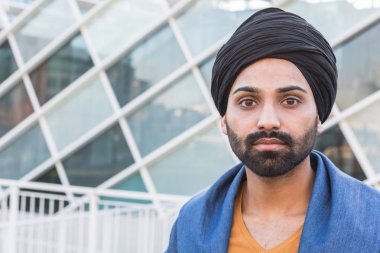 Hint delikanlı bir kentsel bağlamda poz