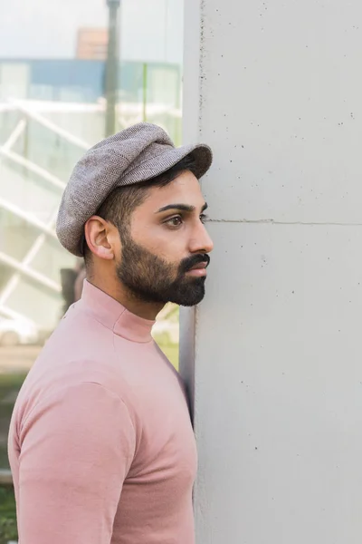 Junger indischer Mann posiert im urbanen Kontext — Stockfoto