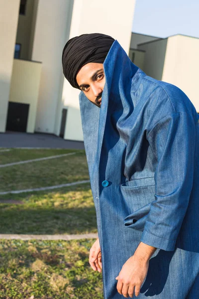Young Indian man posing in an urban context — Stock Photo, Image