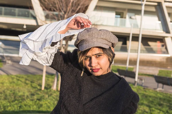 Indian woman posing in an urban context — Stock Photo, Image