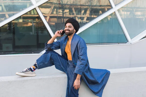 Giovane indiano parlando al telefono — Foto Stock