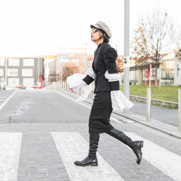 Junge indische Frau überquert die Straße — Stockfoto