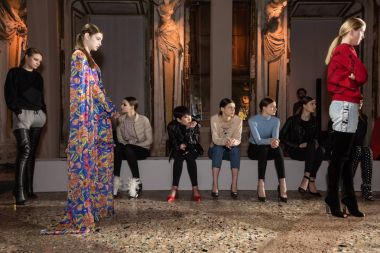 Muhteşem modeli prova yapıyor