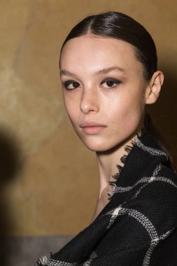 Muhteşem model backstage içinde poz