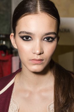 Muhteşem model backstage içinde poz
