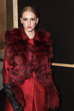 Muhteşem model backstage içinde poz