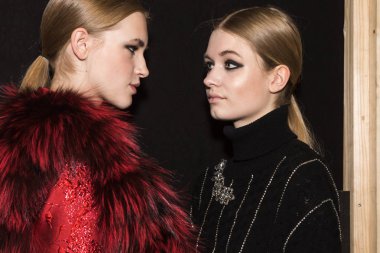 Mükemmel modele backstage içinde poz