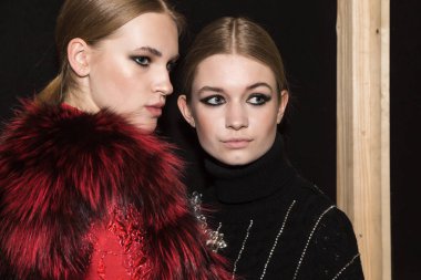 Mükemmel modele backstage içinde poz