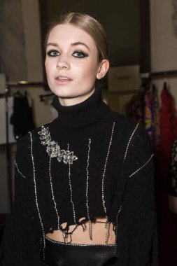 Muhteşem model backstage içinde poz