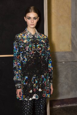 Muhteşem model backstage içinde poz