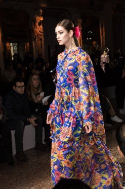 Muhteşem modeli pist yürüyüş