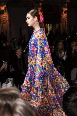 Muhteşem modeli pist yürüyüş