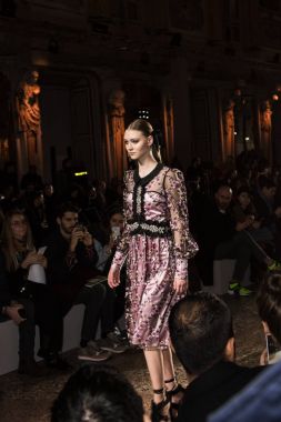 Muhteşem modeli pist yürüyüş