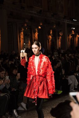 Muhteşem modeli pist yürüyüş