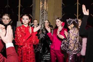 Mükemmel modele backstage içinde poz
