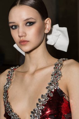 Muhteşem model backstage içinde poz