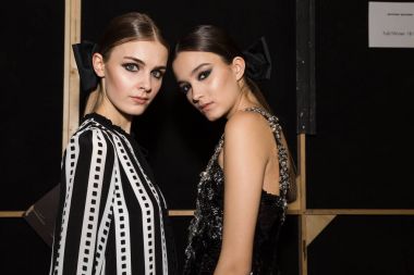 Mükemmel modele backstage içinde poz
