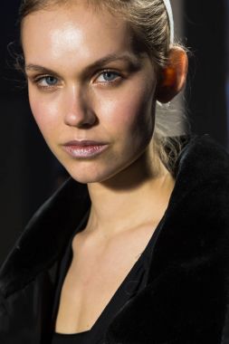 Muhteşem model backstage içinde poz