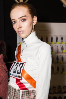 Muhteşem model backstage içinde poz