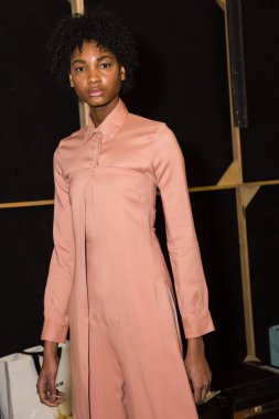 Muhteşem model backstage içinde poz