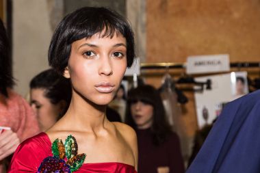 Muhteşem model backstage içinde poz