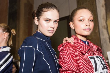 Mükemmel modele backstage içinde poz