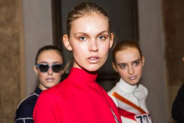 Mükemmel modele backstage içinde poz