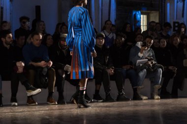 Muhteşem modeli pist yürüyüş 