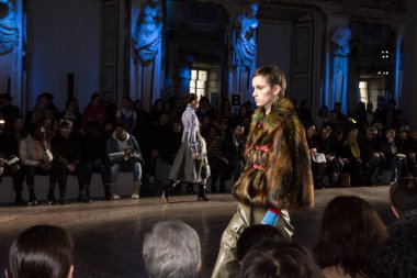 Muhteşem modeli pist yürüyüş 