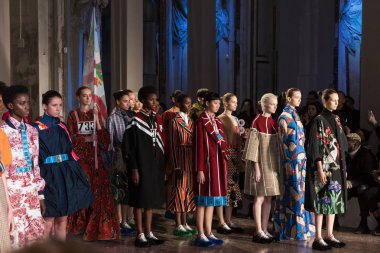 Mükemmel modele pist yürüyüş 