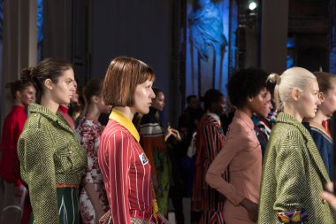 Mükemmel modele pist yürüyüş 