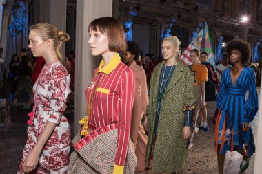 Mükemmel modele pist yürüyüş 