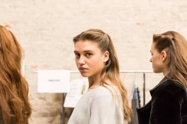 Mükemmel modele backstage içinde poz