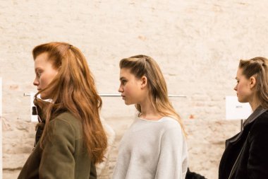 Mükemmel modele backstage içinde poz