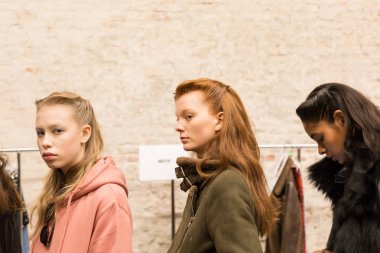 Mükemmel modele backstage içinde poz