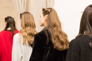 Mükemmel modele backstage içinde poz