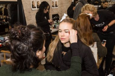 Backstage içinde makyaj, güzel model