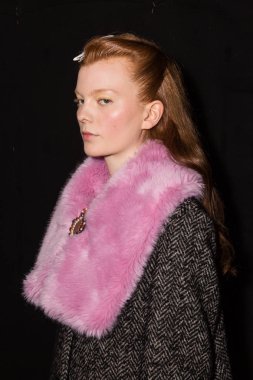 Muhteşem model backstage içinde poz