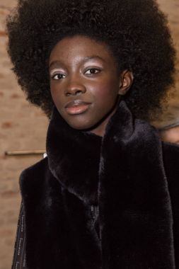 Muhteşem model backstage içinde poz