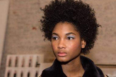 Muhteşem model backstage içinde poz