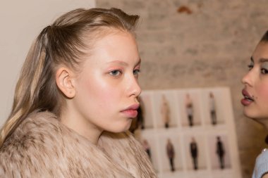 Muhteşem model backstage içinde poz