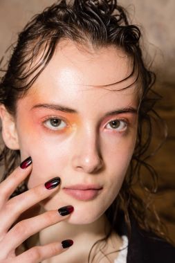 Muhteşem model backstage içinde poz