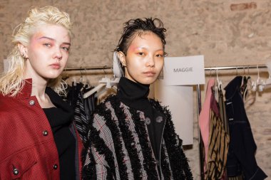 Mükemmel modele backstage içinde poz