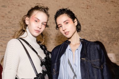 Mükemmel modele backstage içinde poz