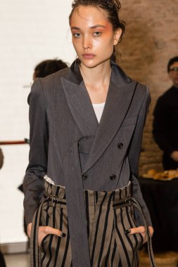 Muhteşem model backstage içinde poz