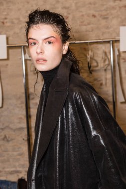 Muhteşem model backstage içinde poz