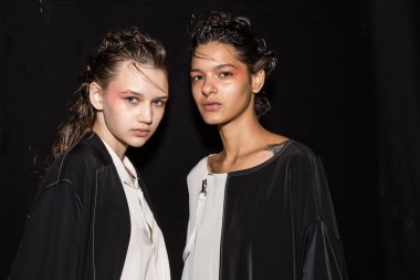 Mükemmel modele backstage içinde poz