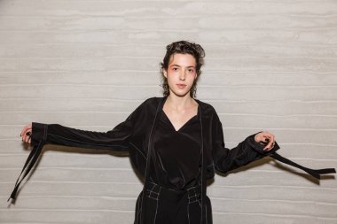 Muhteşem model backstage içinde poz