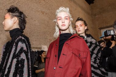 Mükemmel modele backstage içinde poz