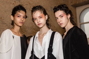 Mükemmel modele backstage içinde poz